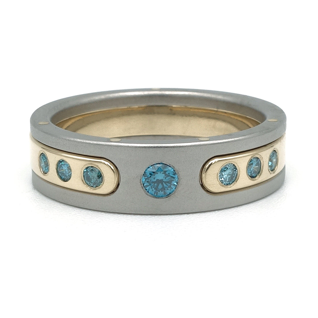 Titanium ring met hergebruikt goud en blauwe diamanten