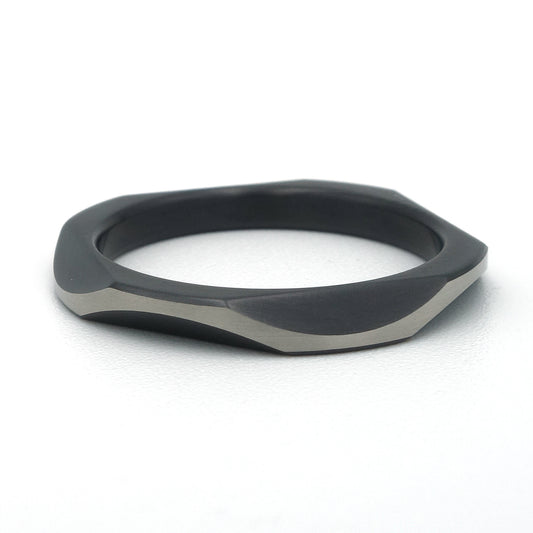 Smal uitgevoerde zirkoniumring met vlakstructuur en vloeiend design


