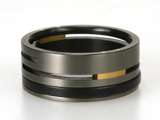 Stoere Split-Level ringenset van zirkonium, geelgoud en edelstaal – gelaagd ontwerp met krachtig materiaalcontrast.


