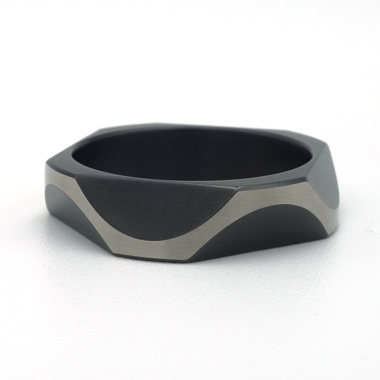 Brede zirkoniumring met geometrische Rhino-structuur in matte en glanzende vlakken

