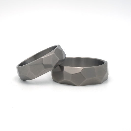 Basalt Grey ringenset van titanium – stoere, matte trouwringen met een ingetogen industriële uitstraling.

