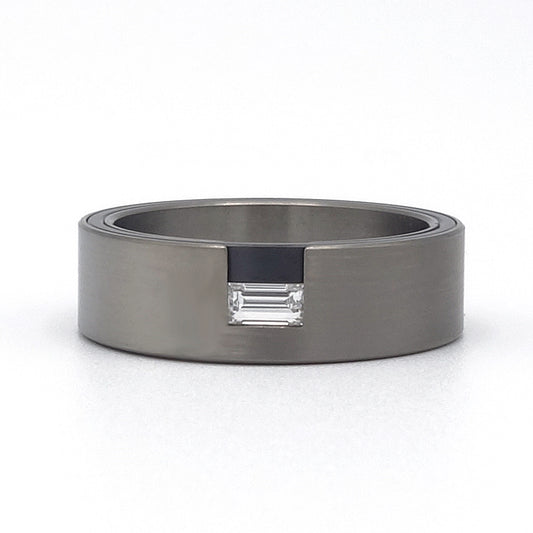 Titanium ring met zijkantzetting van baguette diamant en ingeschoven zwarte zirkonium