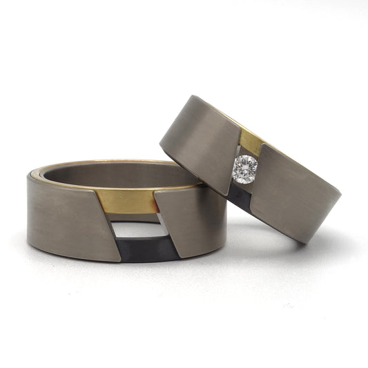 Djoeke & Zem ringenset van titanium, zirkonium en geelgoud – karaktervolle combinatie van klassiek en modern met contrasterende materialen.

