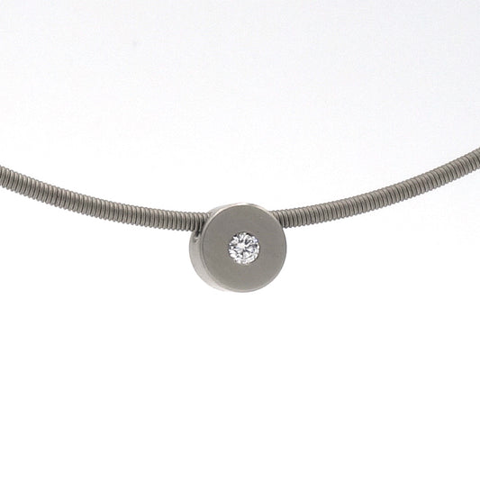 Ronde titanium hanger van 6,5 mm met een centrale witte diamant van 0,03 ct aan een metalen slangenketting.


