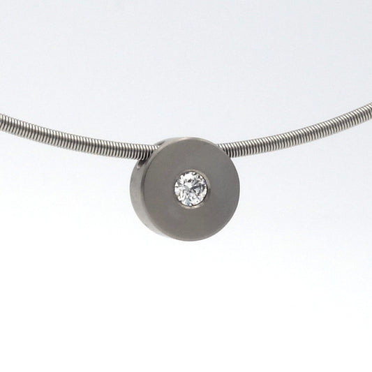 Titanium hanger van 8,5 mm met witte diamant van 0,08 ct, bevestigd aan een metalen slangenketting.

