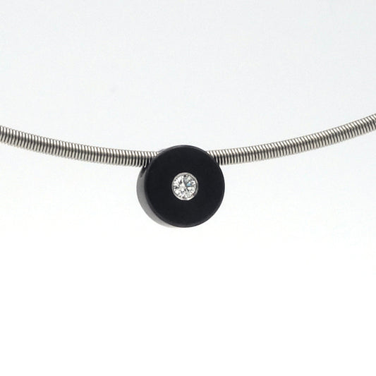 Zwarte ronde hanger van zirkonium (6,5 mm) met witte diamant van 0,03 ct aan een stalen slangenketting.


