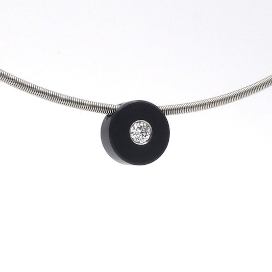 Zwarte zirkonium hanger van 8,5 mm met witte diamant van 0,08 ct aan een stalen slangenketting.

