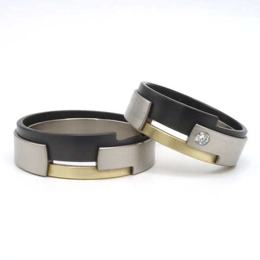 Aquila ringen van witgoud, zirkonium en geelgoud met moderne vormgeving – strak design van Metal Art Sieraden.

