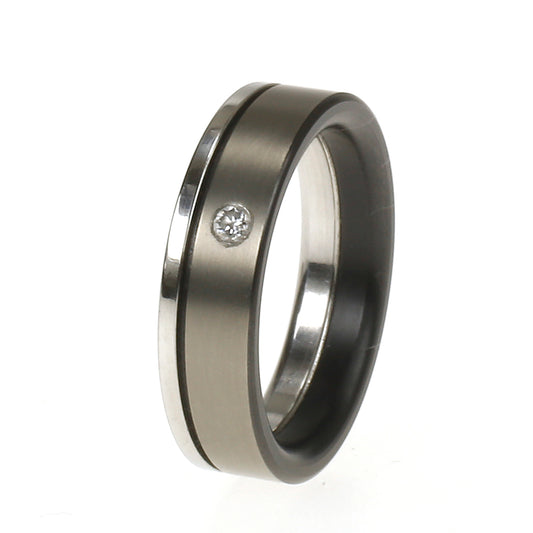 Mat edelstalen ring met zwarte zirkoniumlijn en een briljantgeslepen diamant van 0.03 ct.